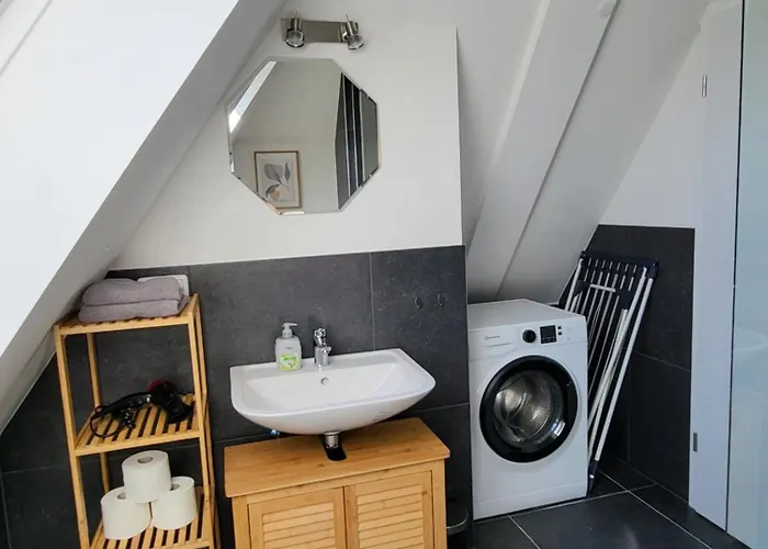 Dachgeschosswohnung 2 - Am Schloss Apartman Oberschleißheim