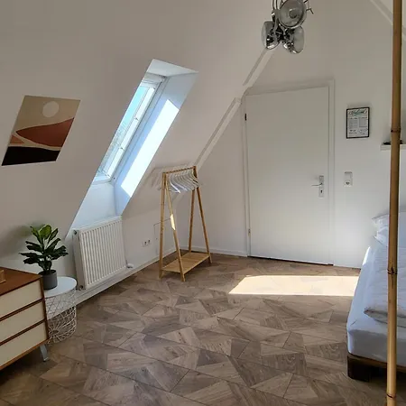 Dachgeschosswohnung 2 - Am Schloss Apartment Oberschleissheim