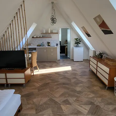 Dachgeschosswohnung 2 - Am Schloss Apartment Oberschleissheim